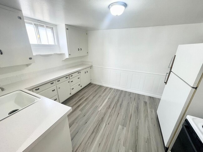 Building Photo - Large 1 bd/1b Basement Apartment in Downtown Caldwell!