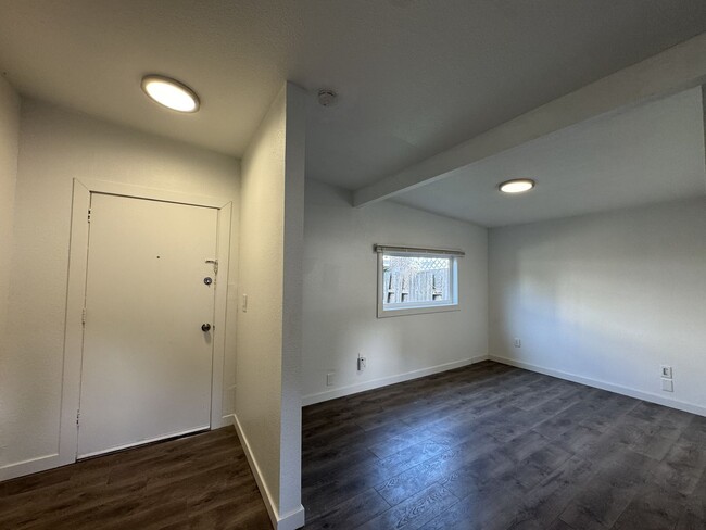 Building Photo - 820 S Donovan St