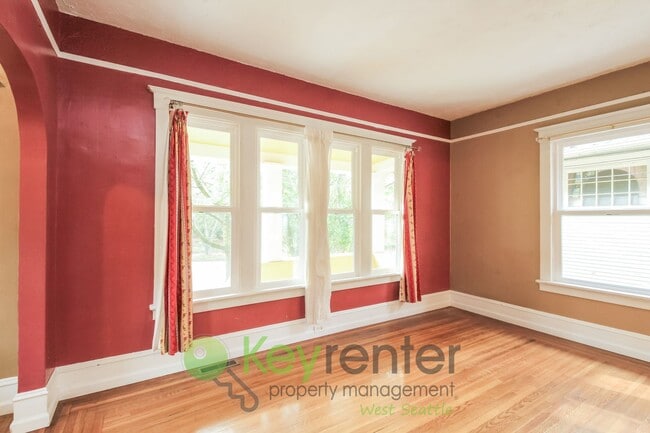 Building Photo - Spacious and Stylish 3 Bedroom in Prime Location