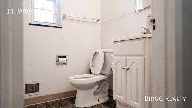 Building Photo - Move in special! First month free rent!