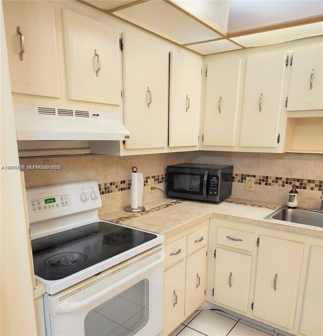Building Photo - 3375 N Country Club Dr