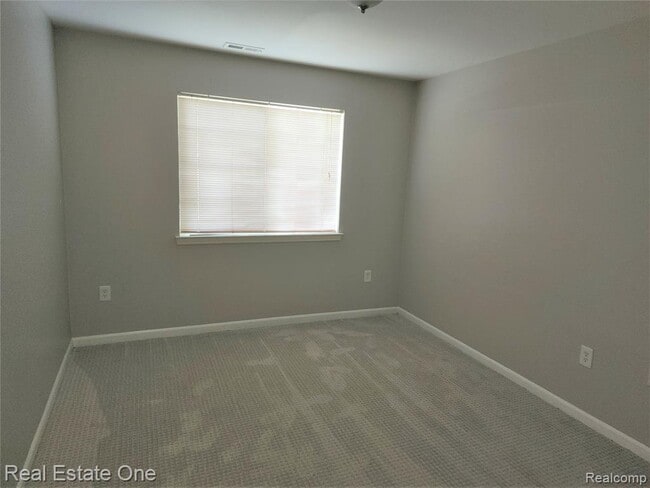 Building Photo - 3275 N Pointe Blvd