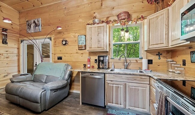 Building Photo - Old Mountain Road 3568-3570