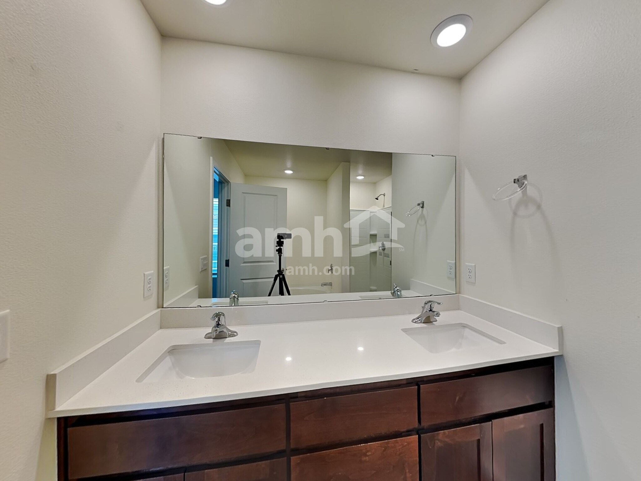 Building Photo - 2323 NW Matteo Dr