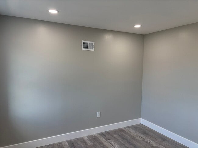 Building Photo - Fully Renovated 2 Bed 1 Bath Townhouse Style Row Home Now Available