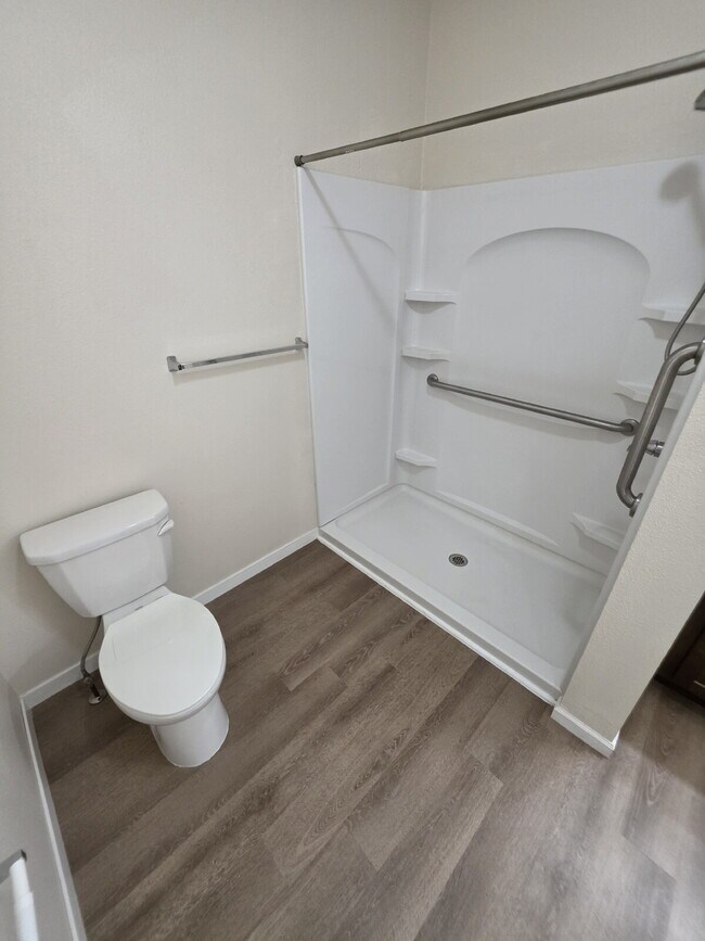 Building Photo - 2 Bedroom | 1 Bathroom 2nd Floor Apartment Available RIGHT NOW!