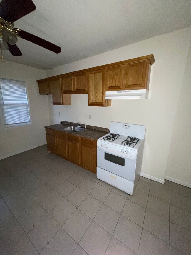 Building Photo - Noble Ave. 1024-1026