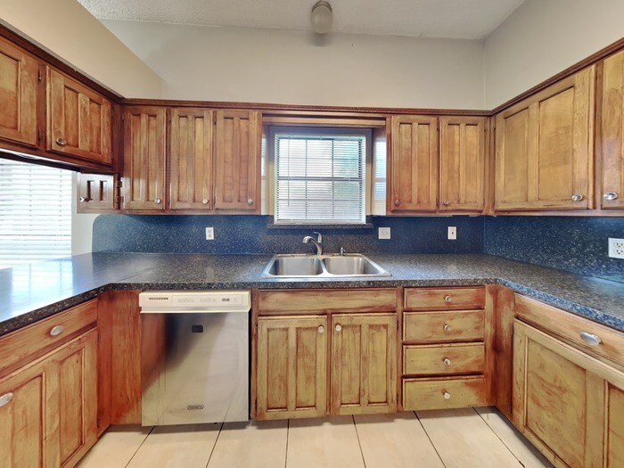 Building Photo - 104 NE Timber Ridge Dr