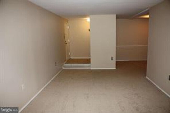 Building Photo - 3 BEDROOM CONDO WITH BALCONY, ALL UTILITIES INCLUDED