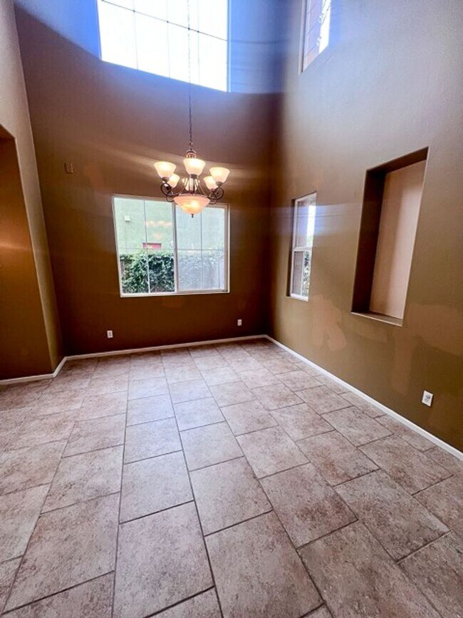 Building Photo - 5 bedroom Winchester home with a 3 car garage for LEASE!