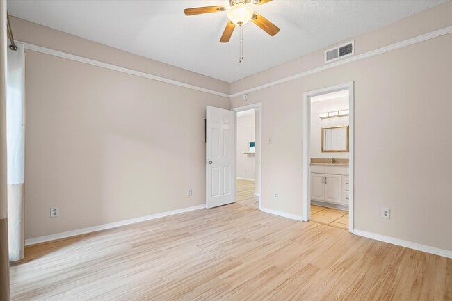 Building Photo - Convenient Grelot Rd Condo