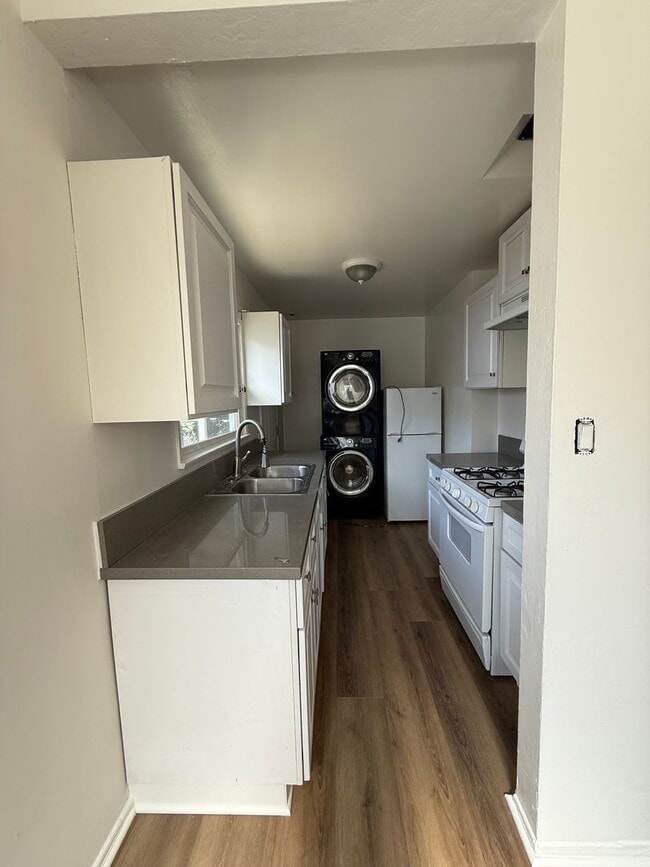 Building Photo - Remodeled Tujunga House