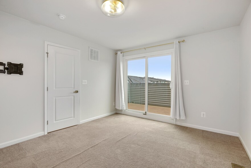 Building Photo - 43501 Apple Orchard Sq