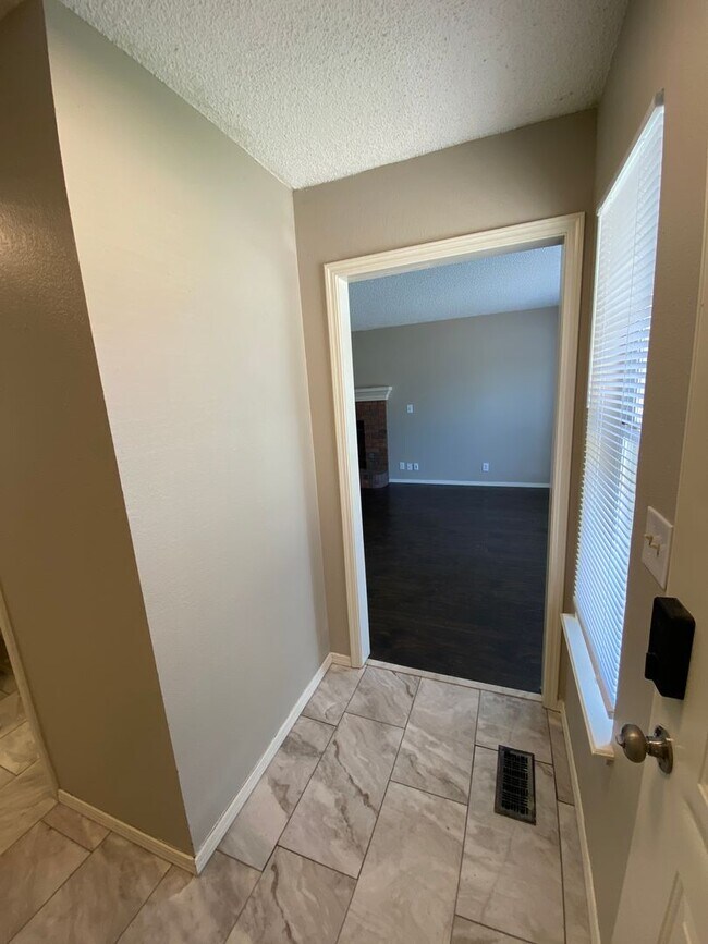 Building Photo - Updated 3 Bedroom, 2-1/2 Bathroom House on a Cul-de-sac