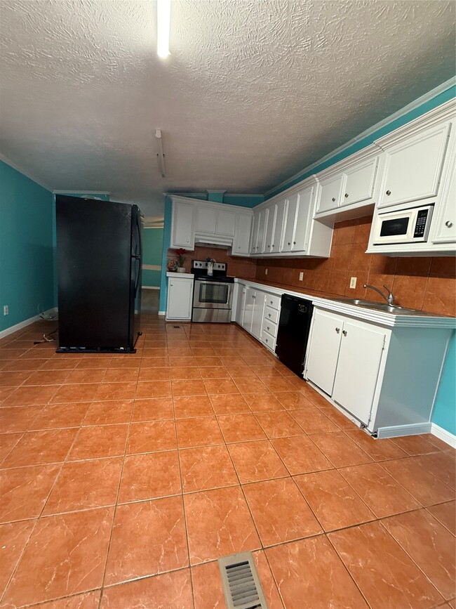 Building Photo - 4440 Grand Oaks Dr