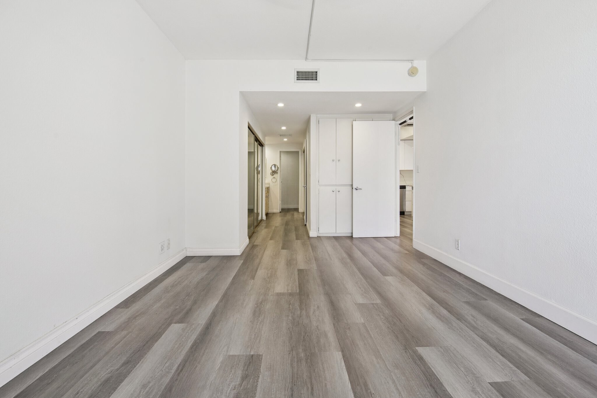 Building Photo - 321 S San Vicente Blvd