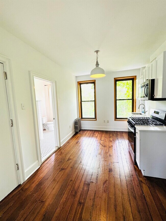 Building Photo - 252 Suydam Ave