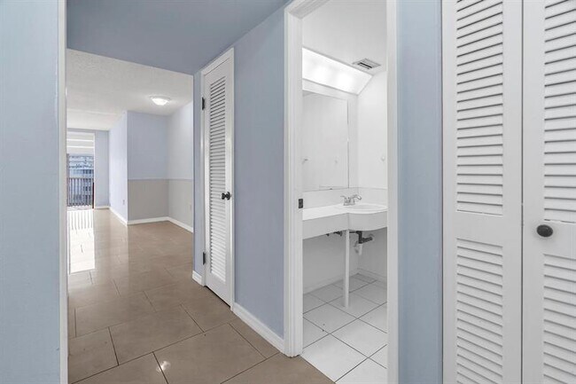 Building Photo - 1690 NE 191st St