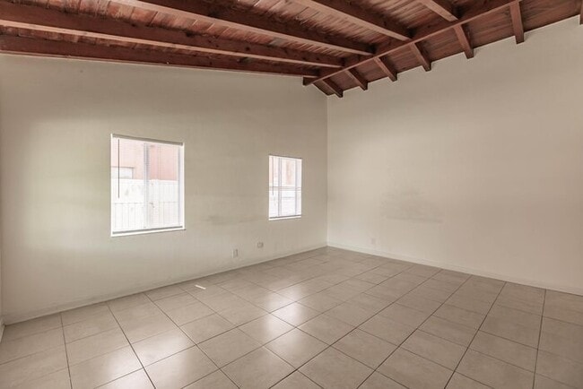 Building Photo - TWO BEDROOM CHARMER IN WEST PALM BEACH