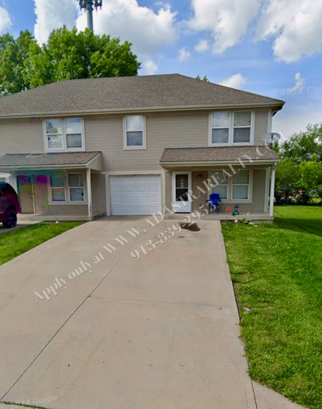 Building Photo - Spacious 3 Bed 2 Bath Townhome in Raytown-Available NOW!!