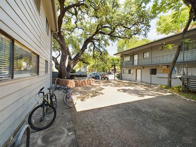 Building Photo - 803 W 28th St