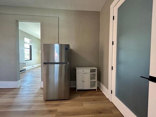 Building Photo - Bright 2nd Floor Apartment on 3rd Street -- Utilities Included!