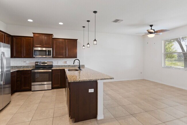 Building Photo - 3840 Silverlake Way