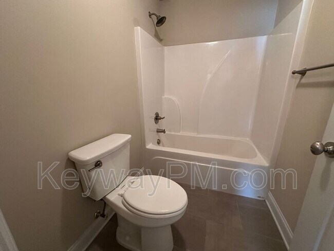 Building Photo - 688 Tree Top Trl