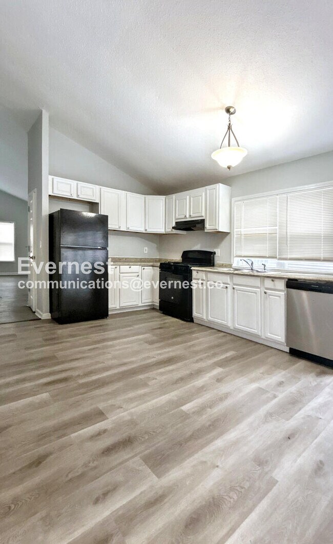 Building Photo - 3 Bed, 2 Bath Home with Carport / Pet-Frie...