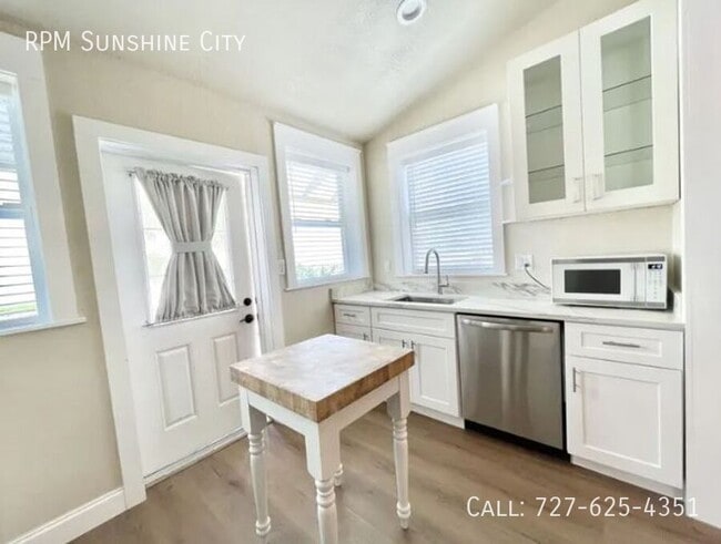 Building Photo - 7700 Boca Ciega Dr