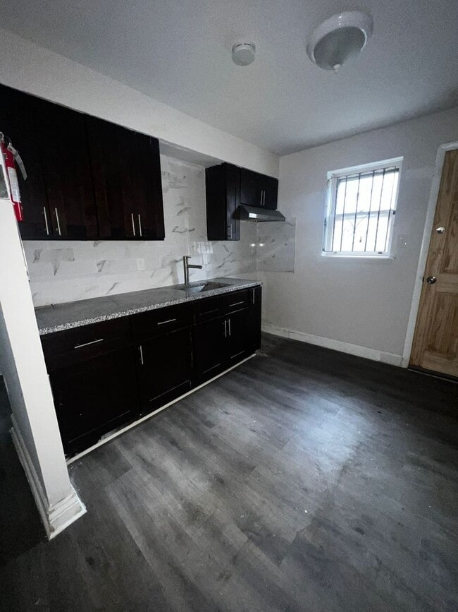 Building Photo - 2 Bedroom 1 Bath Home