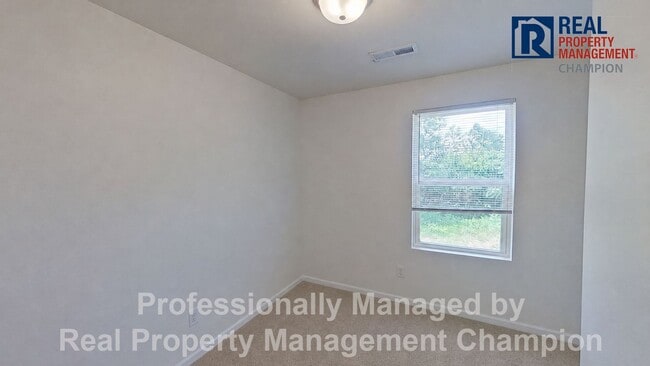 Building Photo - 3 BD/1.5 BA Home with Fresh Paint and New Carpet!