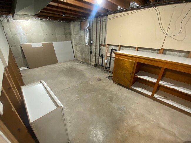 Building Photo - Updated Ranch Style Home