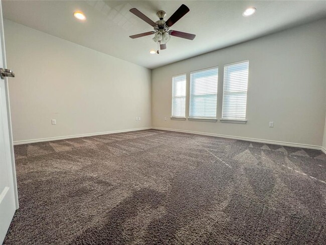 Building Photo - 9002 Palmito Dr