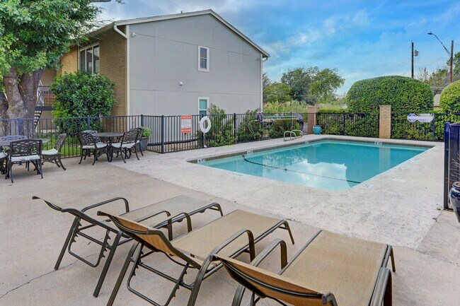 Building Photo - 2450 Ashdale Dr