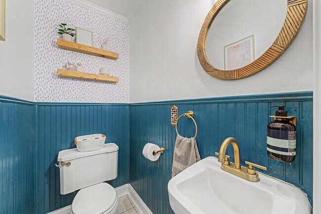 Building Photo - Fully Furnished Maple Ridge Home