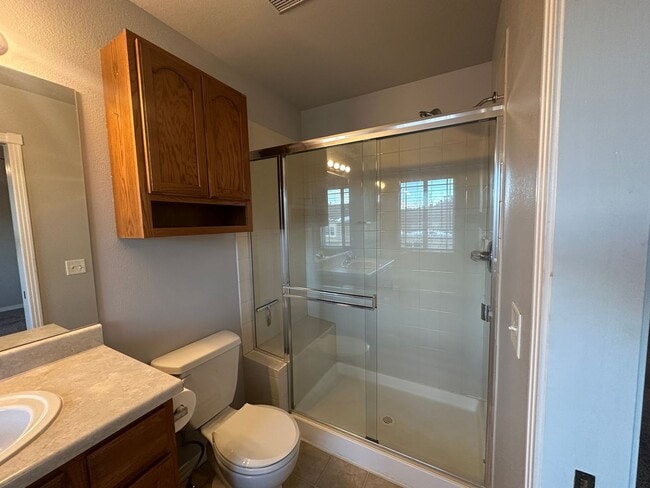 Building Photo - Beautiful 3/3/2 West Side Townhome with Views Available Now!!!