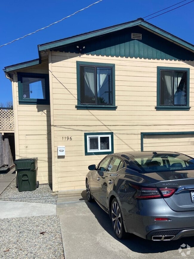 Building Photo - Furnished  Spacious 1 Bedroom / 1 Bath Upp...