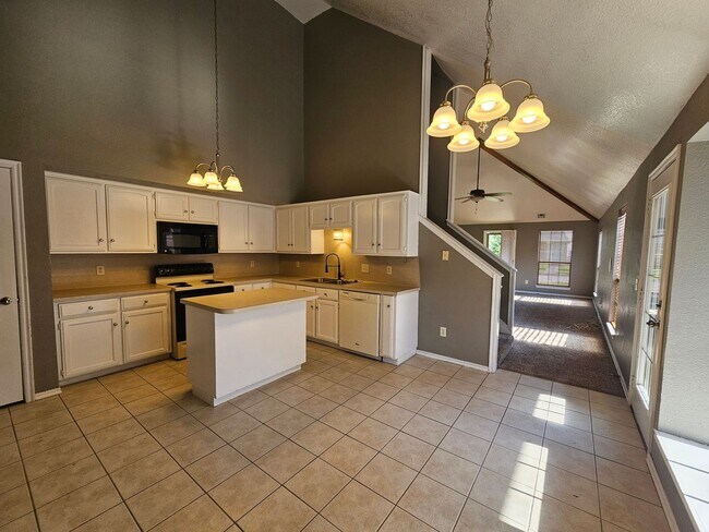 Building Photo - (4) Bed/(3) Bath in Moore with Storm Shelter! Avail NOW!!