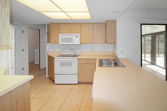 Building Photo - 832 Golf Dr