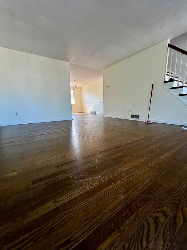 Building Photo - Stunning 3-Bedroom Townhome with Garage in Brookhaven! Available NOW!