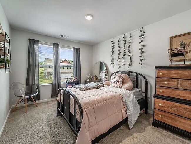 Building Photo - 324 Victory Cir