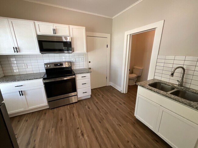 Building Photo - Charming 3 bedroom/1.5 bathroom REMODELED home close to High Point University