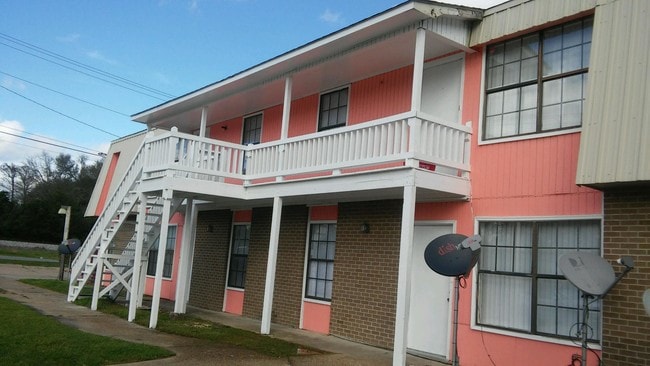 Coral Palms Apartments! - 190 Tegarden Rd