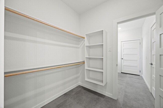 Building Photo - 220 E Park Dr