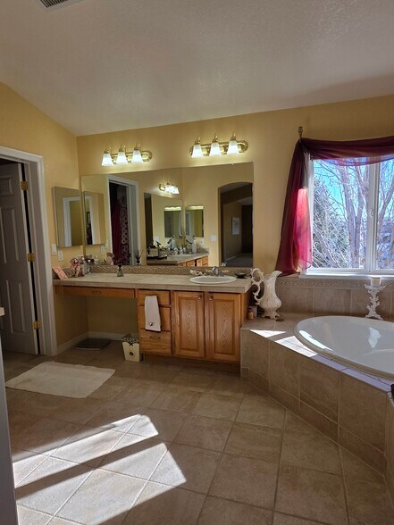 Building Photo - 9536 W Avalon Dr