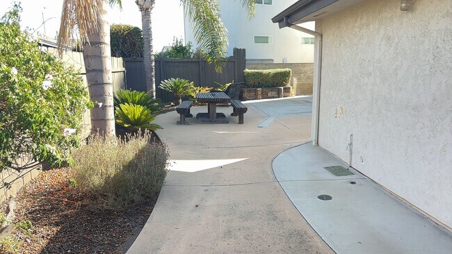 Building Photo - 3BD/2BA, Large Rooms, Patio!