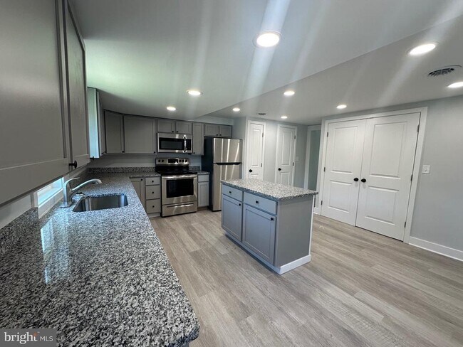 Building Photo - 603-607 Main St