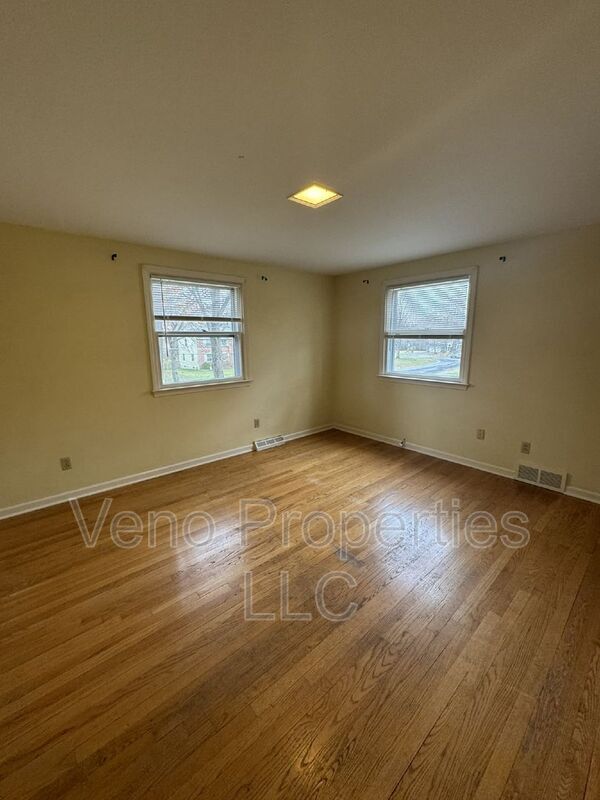 Building Photo - 15 Rivercrest Dr