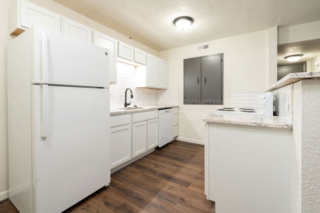 Building Photo - 750 W Dayton Ave